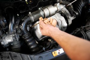Techniker controleert olie van personenwagen